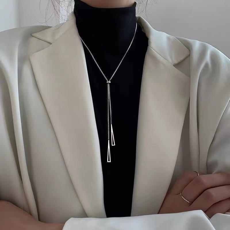 Light luxury niche necklace for women, 2024 new trendy long design sweater chain, autumn and winter high-end feel, elegant match
