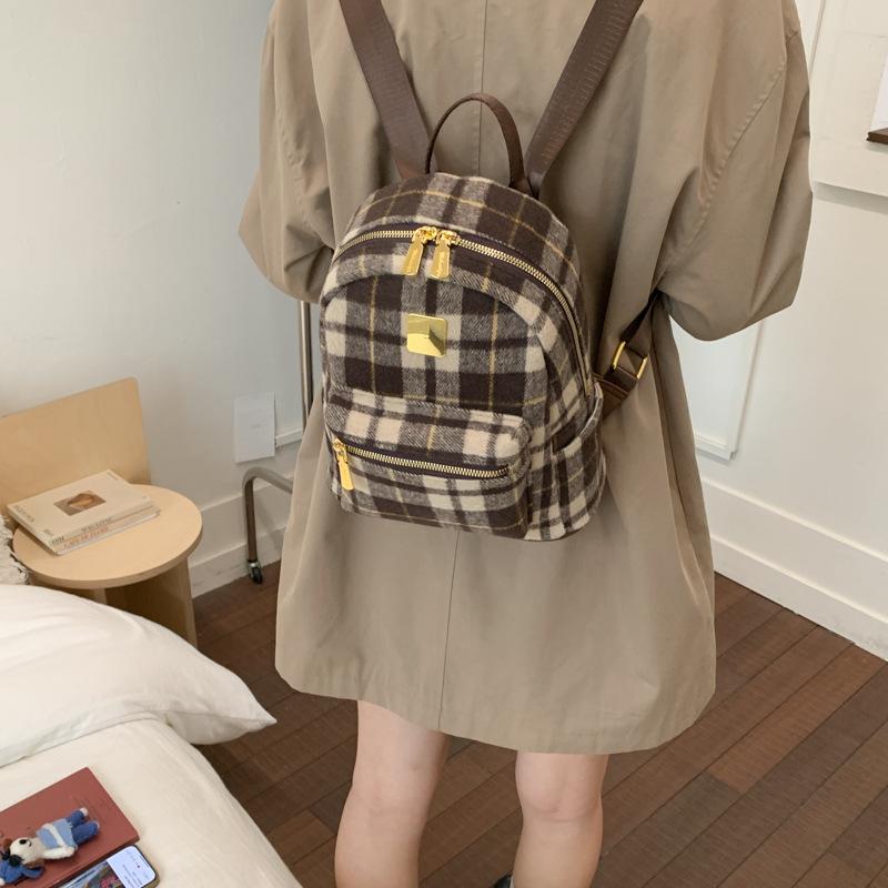 

Осень и зима популярный шерстяной клетчатый рюкзак 2025 универсальный темперамент высокое чувство женский通勤 нишевый дизайн маленькая сумка темно-коричневого
