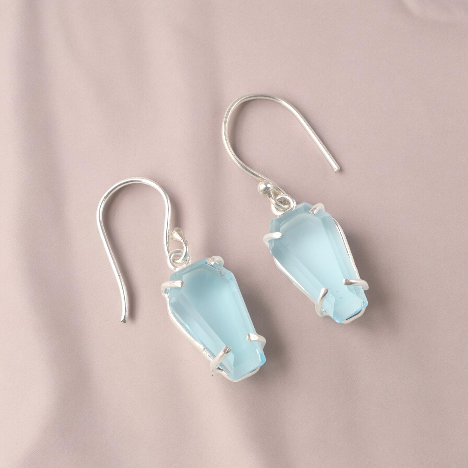 

Драгоценный камень Голубой топаз Нежное серебро 925 пробы Ювелирные изделия Ручной работы Серьги-крючки 1.48 EE-130-12