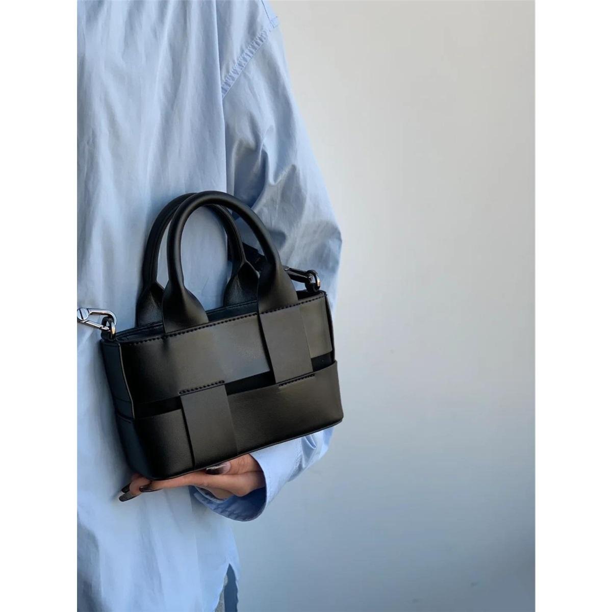 Корейская версия небольшой свежей плетеной сумки-ведра женская сумка модная текстура сумка через плечо на одно плечо 5150₽