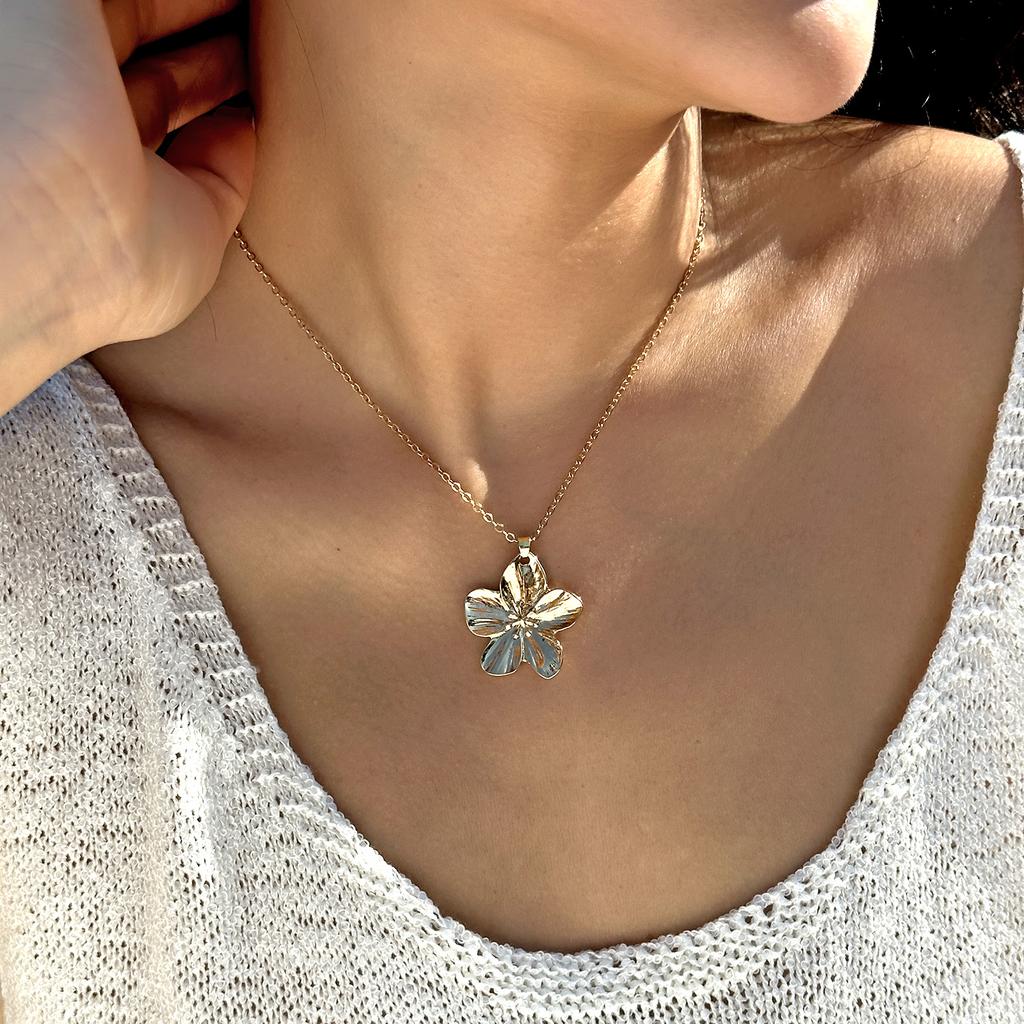 Vintage Exaggerated Metal Big Flower Pendant Necklace for Women Gold Color Geometric Texture Floral Choker Party Jewelry Gifts