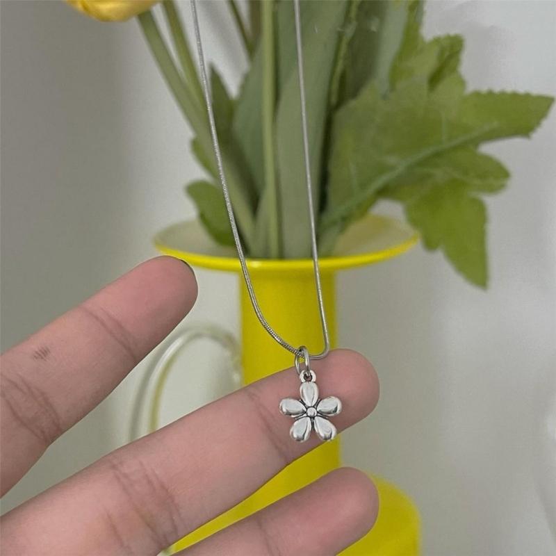 Light Senior Sense Temperament Necklace Fashionable Floral Pendant Necklace Exquisite Neckchains Party Jewelry for Women