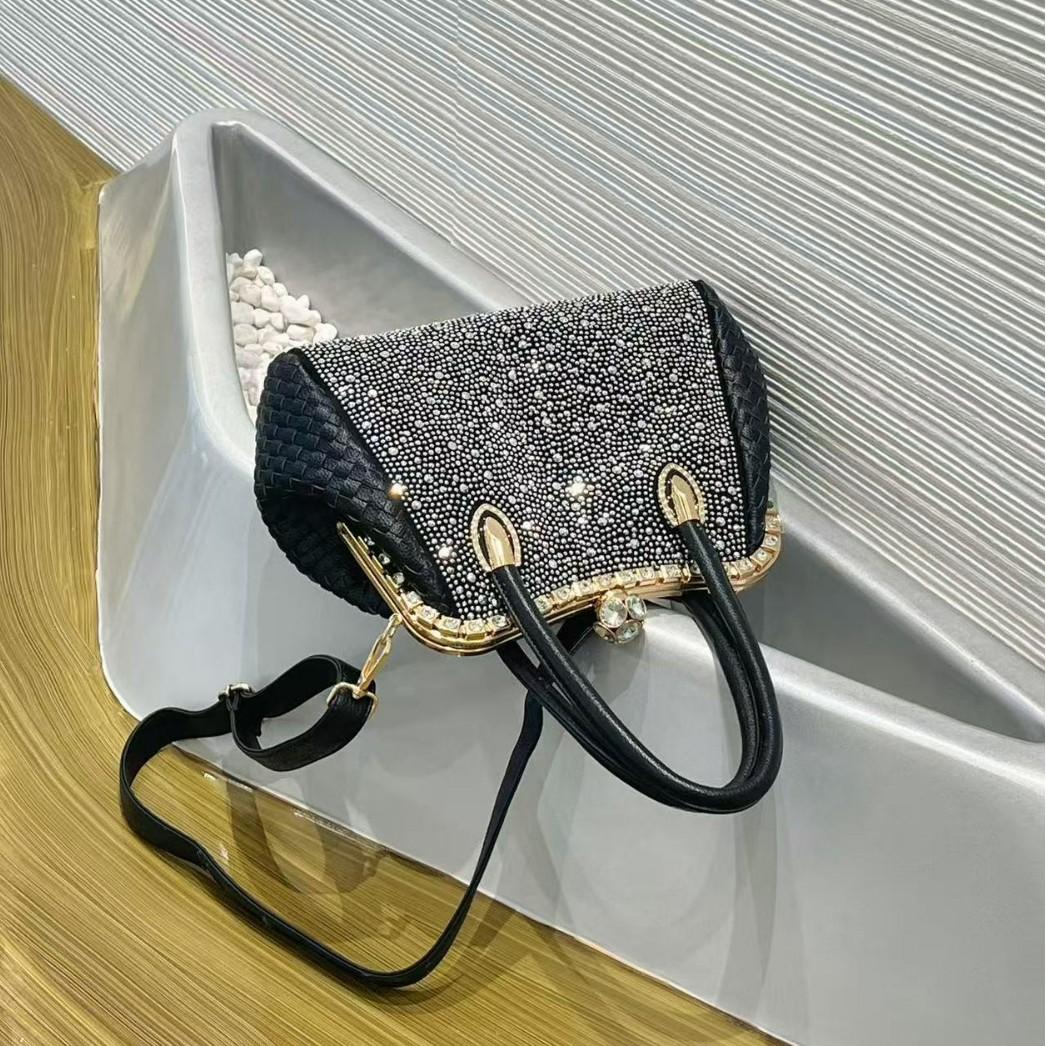 

Женская новая сумка 2025 года с клипсой, инкрустированная стразами, «Звездное небо», плетеная, модный тренд, на одно плечо, сумочка чёрный