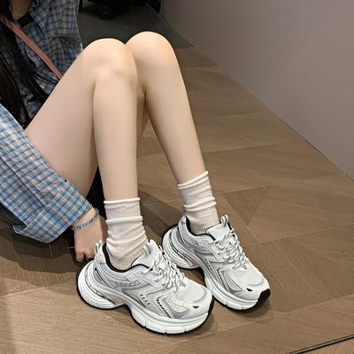 Dames herfst en winter 2025 nieuwe ademende mesh sportschoenen niche dikke zool lichtgewicht hardloopschoenen tonen kleine voeten
