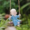 Mönch auf Schaukel Ornament Harz Kleiner Novizenmönch Figur mit Aufhängeseil Schaukel Buddhistischer Mönch Dekoration für Zen-Garten Meditationsraum