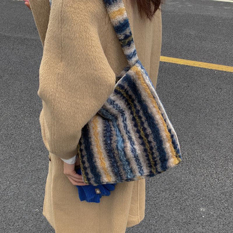 2025 Autumn/Winter Plaid Plush Shoulder Bag: Retro Large Capacity Women's Tote