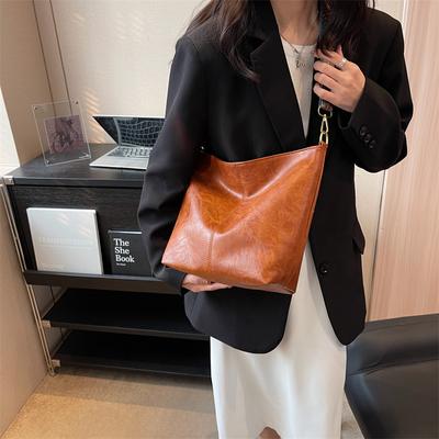 Sac à bandoulière rétro pour femmes Cuir PU souple Couleur unie Grande capacité Sac à main de shopping