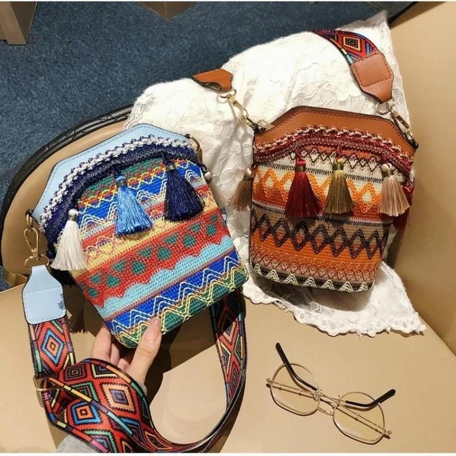 1 Pcs Fashion Bohemian Ethnic Style Women's Straw Woven Shoulder Messenger Bag Retro Casual Tassel Bucket Bag