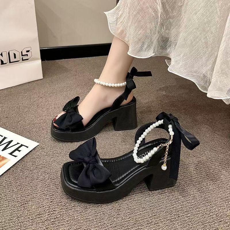 In the summer of 2025, the new popular foreign-style pearls with sandals, women wear fairy style with skirts and high heels.