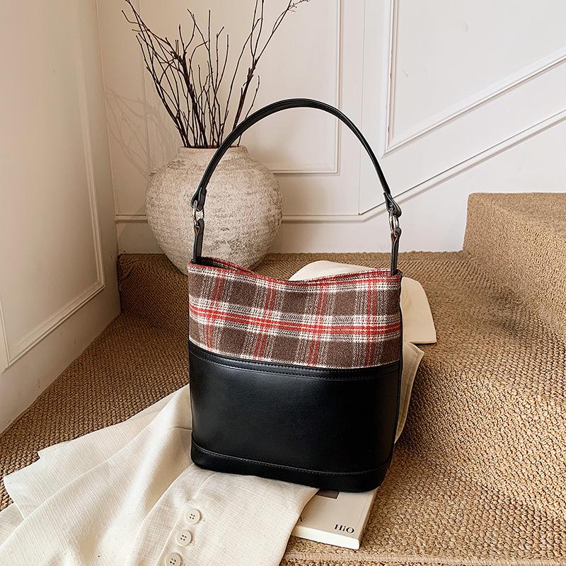 Large Capacity Bag Women's 2025 New Niche Plaid Super Fire Commuter Women's Bag Premium Shoulder Bag Bucket Bag