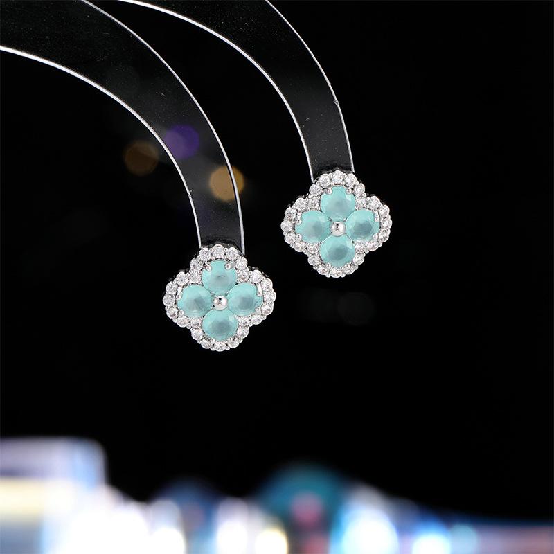 

Маленькие свежие серьги-пусеты с клевером на удачу, микроинкрустированные цирконом, супер фея, милые серьги, атмосферные, простые, для работы, на каждый день, универсальные