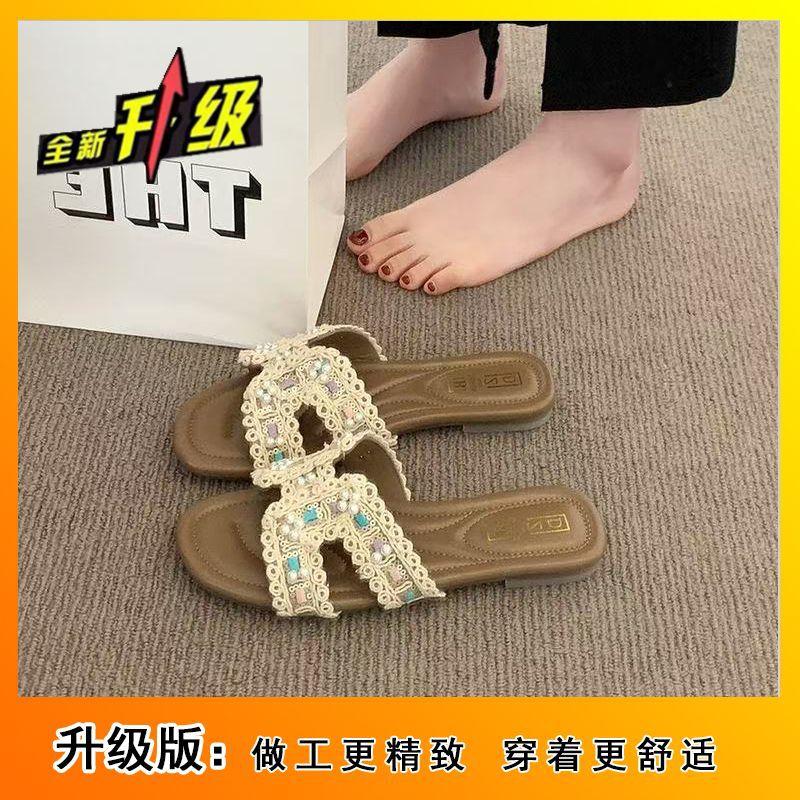 Fairy Xiaoxiangfeng fashion flat-bottomed one-word slippers 2025 new French pearl girl summer wear beach cool slippers