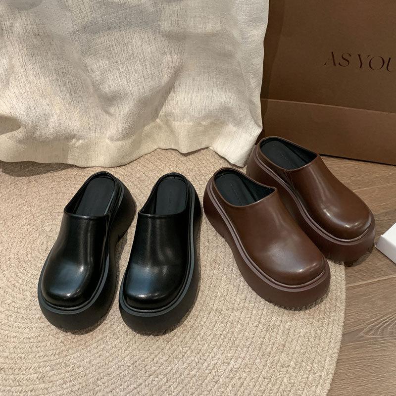 Super angesagte Internet-Berühmtheit schwarze rutschfeste erhöhende dicksohlige Pantoffeln Damen Sommerbekleidung 2025 neue hochhackige Halbpantoffeln mit Taschenkopf