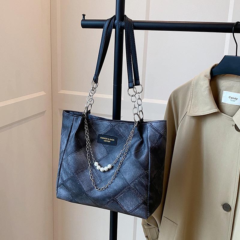 

Simple and casual shoulder tote bag, autumn and winter new hand carry, fashionable and large-capacity portable commuter bucket bag.