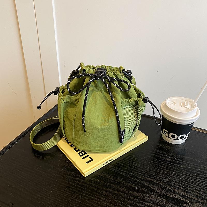Niche fashion crossbody drawstring bucket bag new casual simple versatile commuter shoulder bag