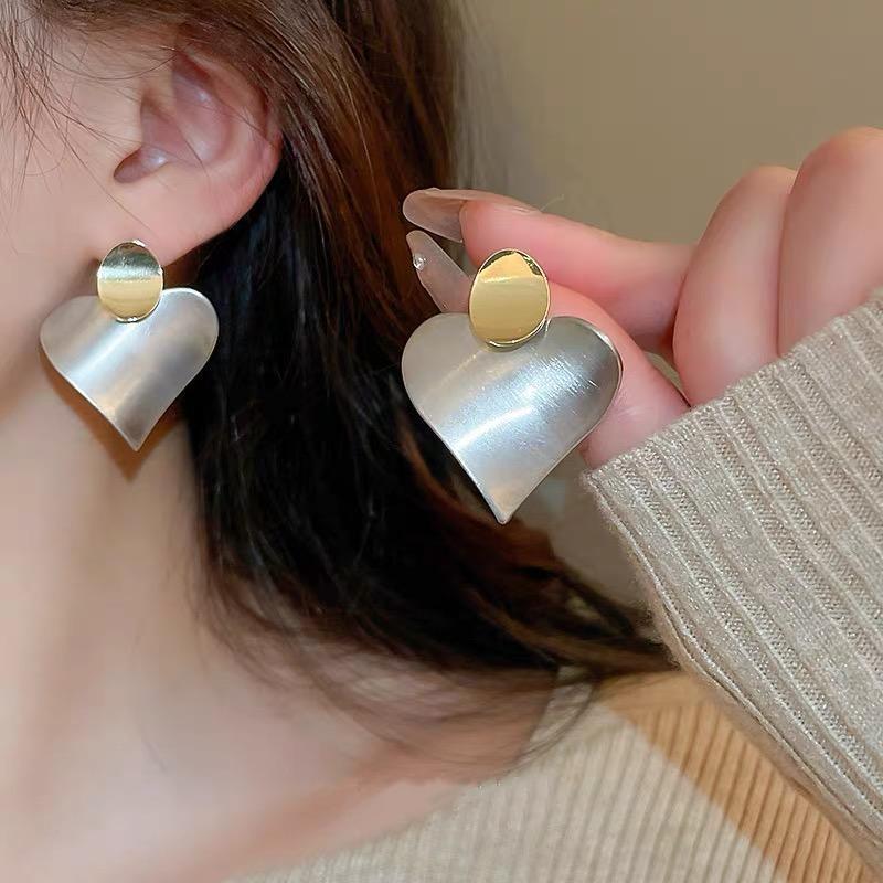 

Gold and Silver Contrast Heart Earrings - Elegant Autumn/Winter Design for Women