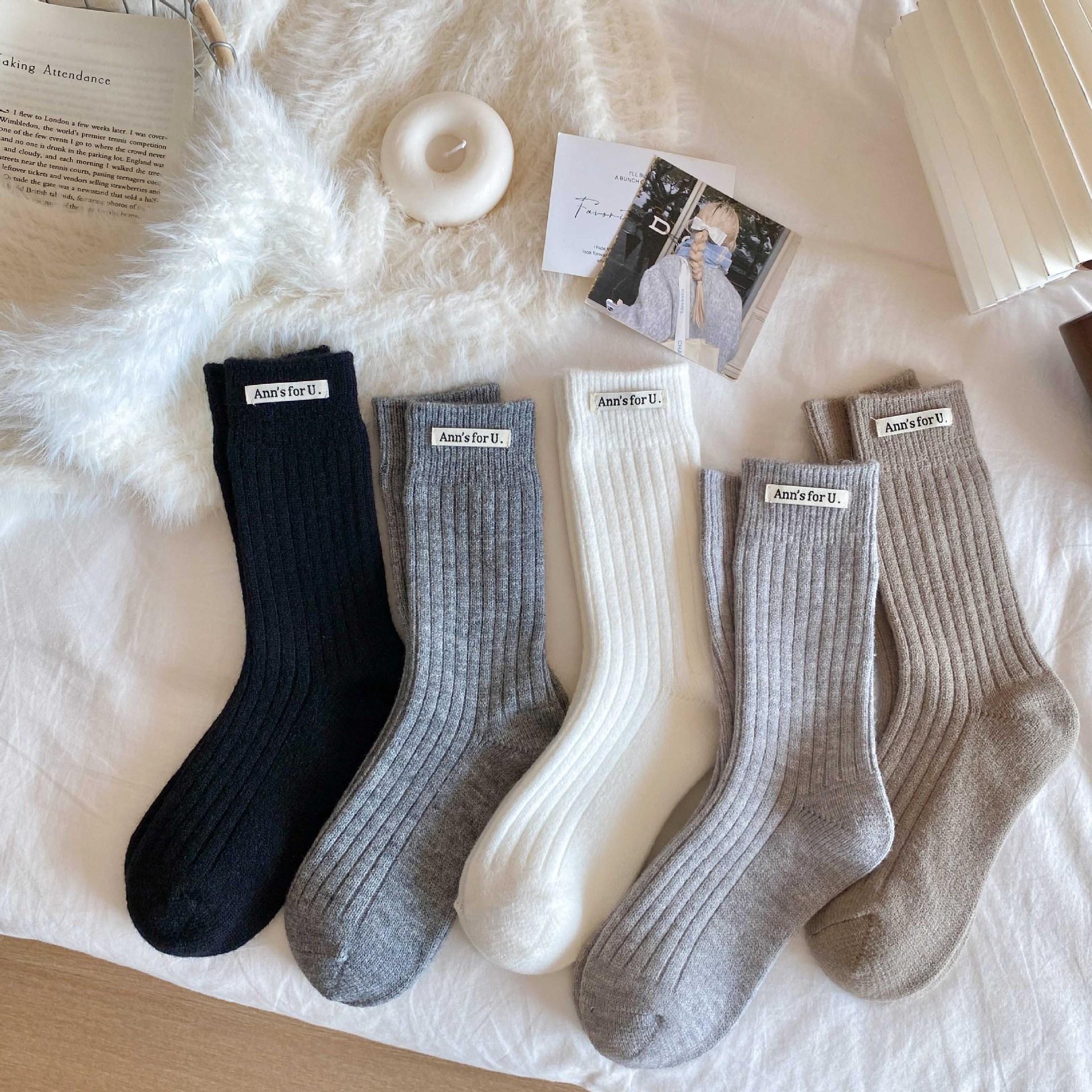 

Весна Осень Вязаные Носки Труба Среднего Размера Ретро Однотонные Тканевые Ярлыки Теплые Носки Домашние Женские Кашемировые Толстые Носки 5 Pairs