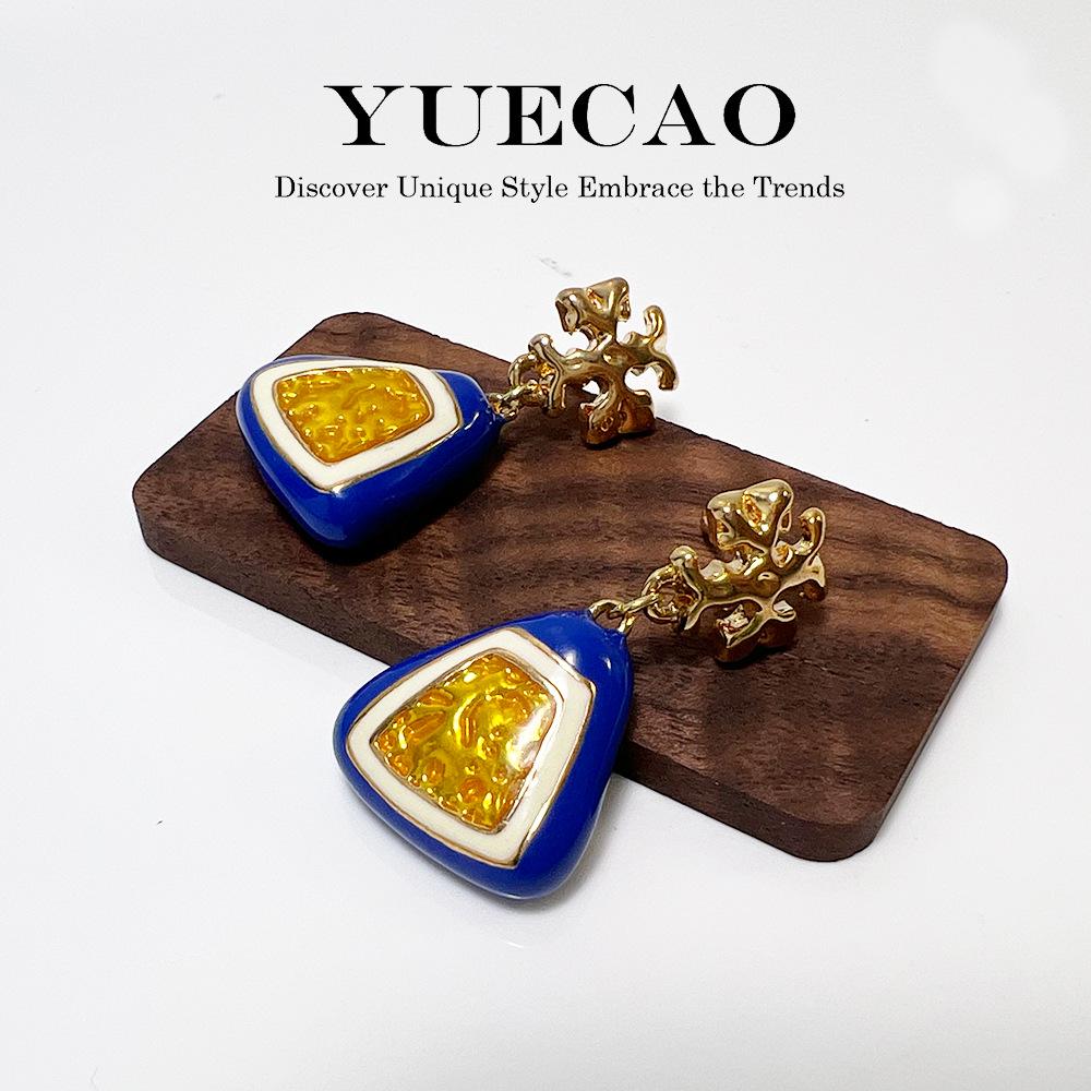 TB Classic Small Handbag with Copper-Plated Gold Enamel Earrings and Ceramic Oil Drop Design