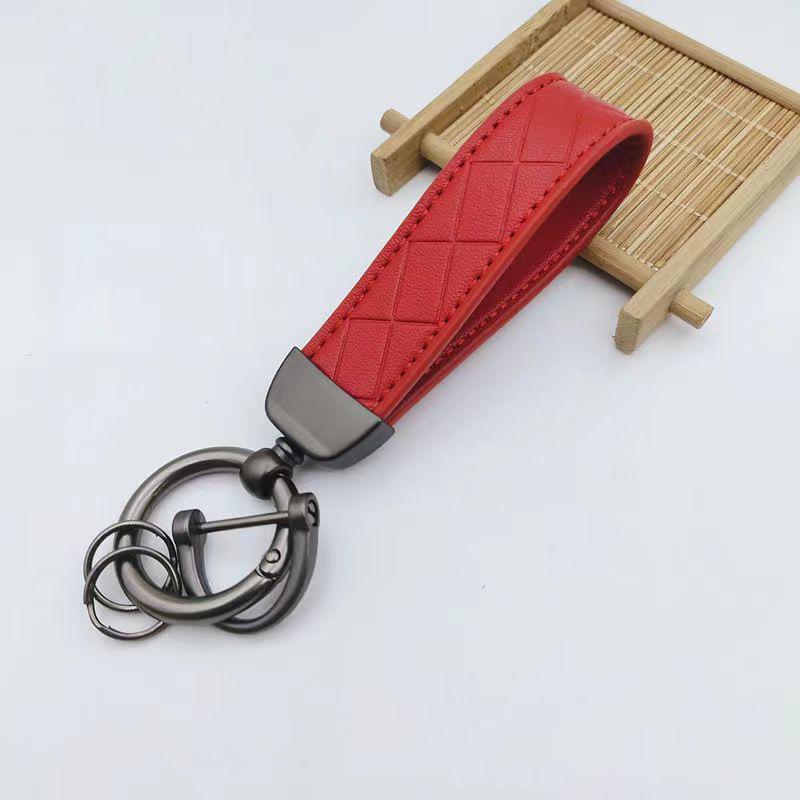 

Кожаный брелок-подвеска с ромбовидным узором красный