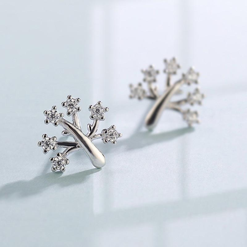 

Элегантные серьги-пусеты с цирконами: Дизайн рождественской еловой ветки во французском стиле