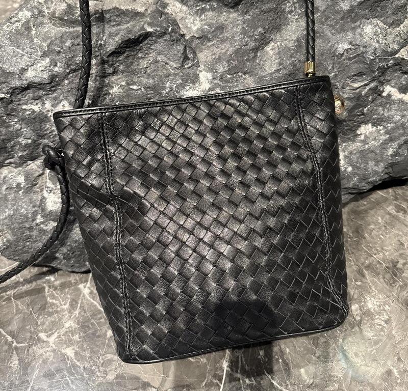 

2025 Женская сумка из натуральной кожи, плетеная из коровьей кожи, маленькая сумка-тоут с дизайном золотых бусин, большая вместимость, минималистичная, высококлассная, с одним отделением, сумка через плечо 20×10×22cm чёрный