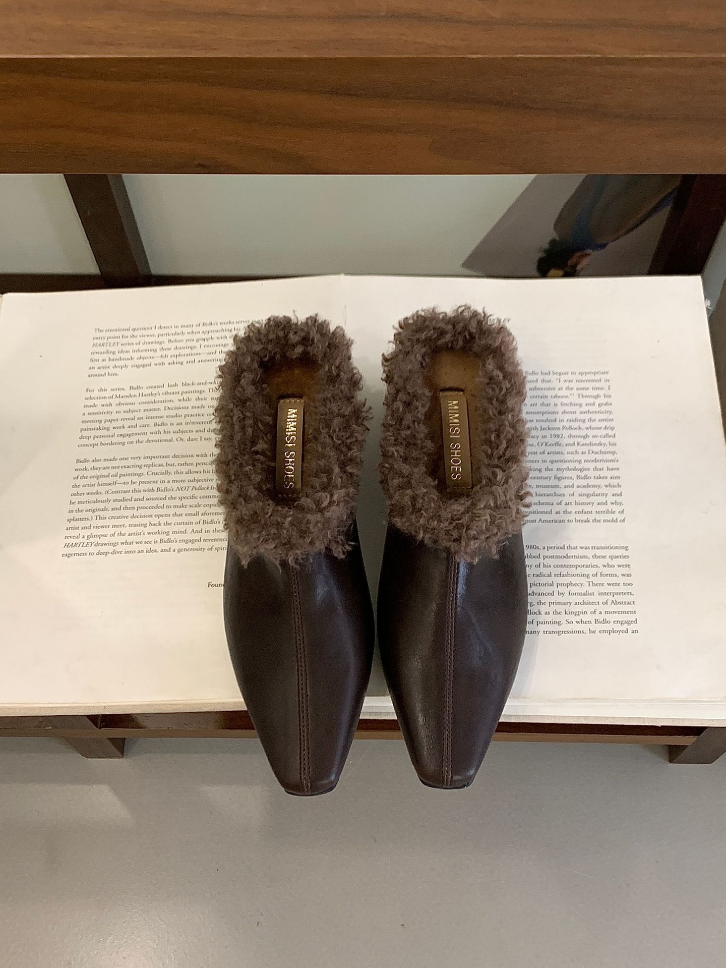 

Баотоу квадратный носок полушлепанцы женская обувь носить 2025 осень и зима новый низкий каблук французский бархат мюли 39 коричневый