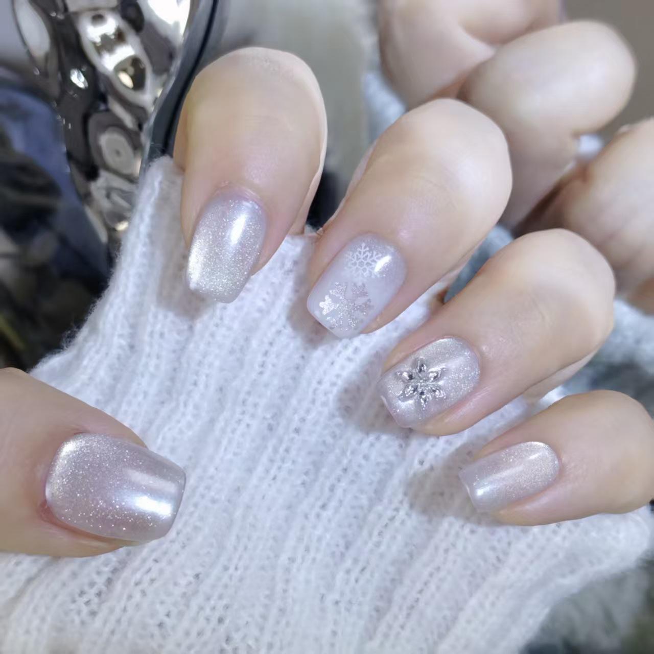 Snowflake Gradient Glitter Cat Eye Nails – Handmade Christmas Manicure Small