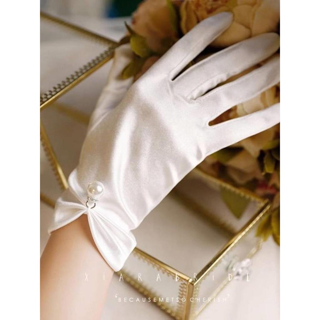 Elegantní bílé saténové rukavice s krajkou a mašlí - Krátké svatební doplňky