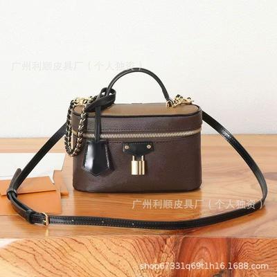 Source Guangzhou High-end Vanity Cosmetic Bag, Contrasting Color Chain Box Bag, Portable Messenger Shoulder Bag.
