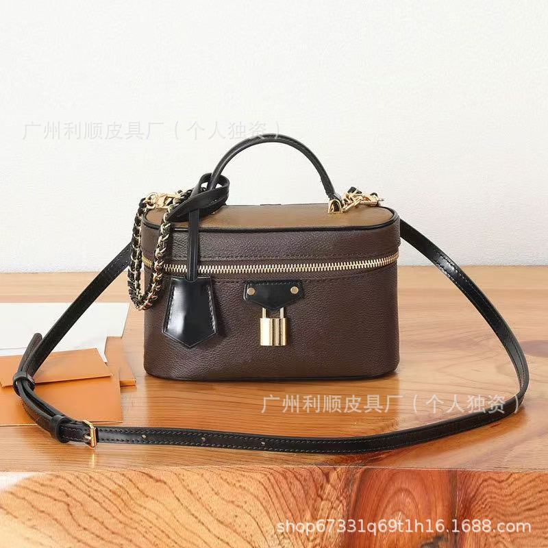 Source Guangzhou High-end Vanity Cosmetic Bag, Contrasting Color Chain Box Bag, Portable Messenger Shoulder Bag.
