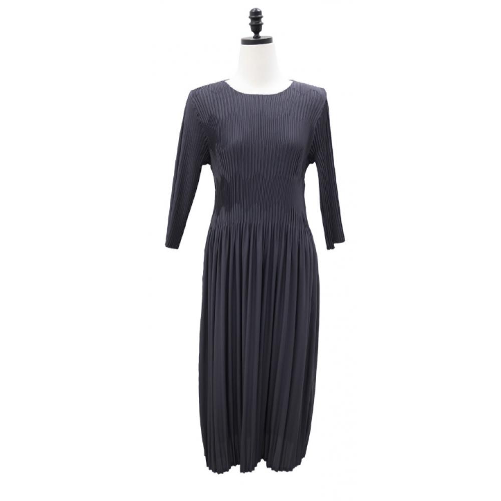 Shiz Madam V Embossed Pleats Dress