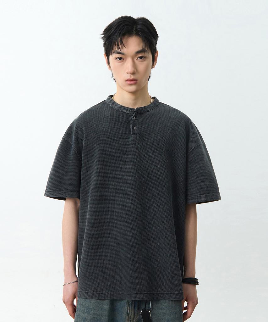 Dimiteulibeullaeg Asi Essential Waffle Henley Neck Short Sleeve T-Shirt_Pigment Charcoal