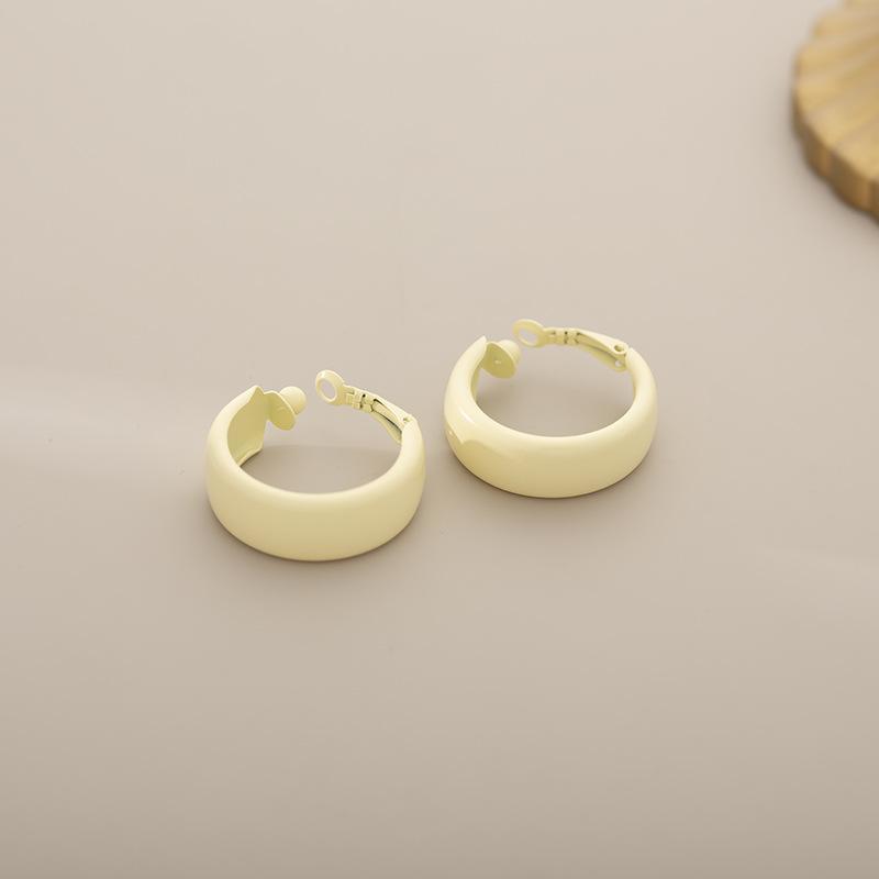 

Круглые серьги конфетного цвета выглядят просто и свежо без пирсинга ушей или клипс