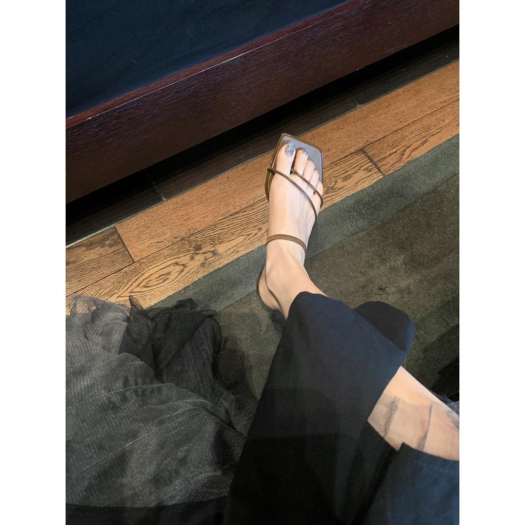 Schaffell Französische dünne Riemen Sandalen mit quadratischer Spitze Damen Designgefühl High Heels Zehenfrei Temperament Kitten und coole Hausschuhe