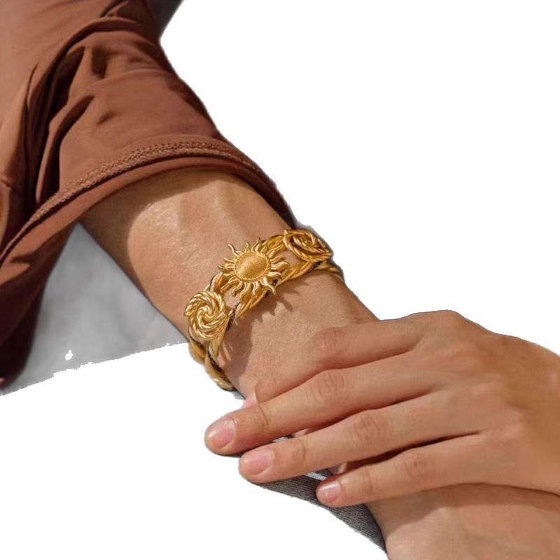Bracciale e Orecchini Sole Nascente Con Pezzi di Mano di Nicchia Retrò di Alta Qualità / Nuovo 2025