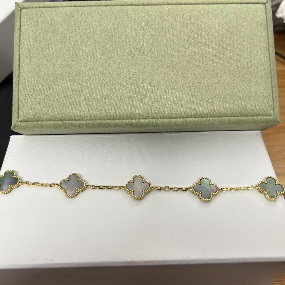 Vierblättriges Klee- und Fünfblüten-Armband mit rotem Achaten - Ein Geschenk für deine Freundin