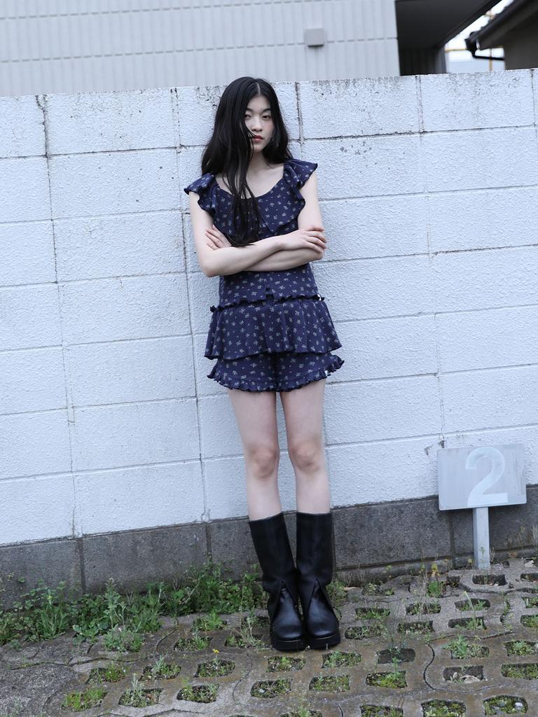 Eogeulliswedou Ruffle Flower Skirt Pants (Navy)