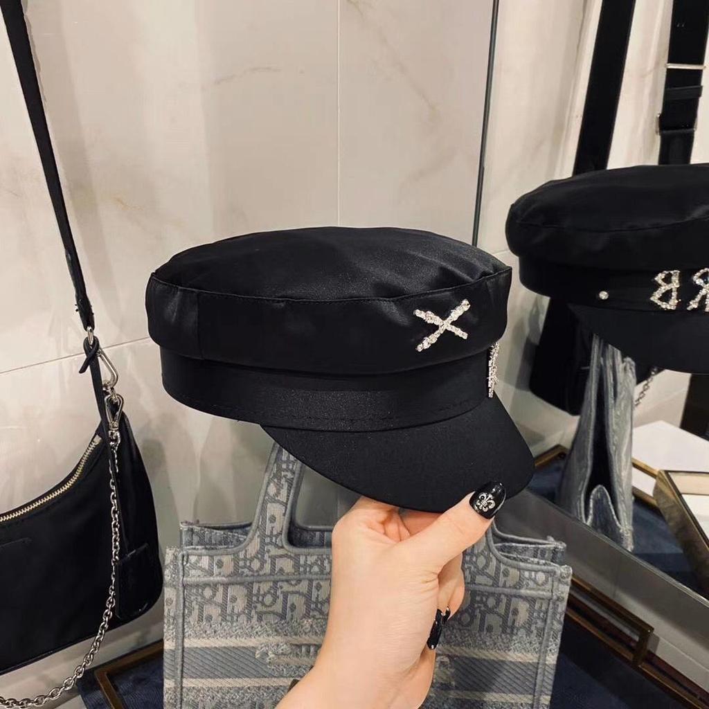 Beret satynowy w kolorze granatowym z cyrkoniowym napisem - Modna, oddychająca czapka gazeciarza