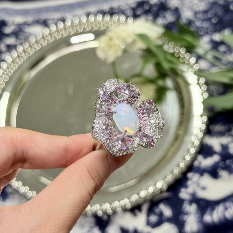 2025 Elegant Zircon Flower Petal Ring: High-End Fashionable Luxury