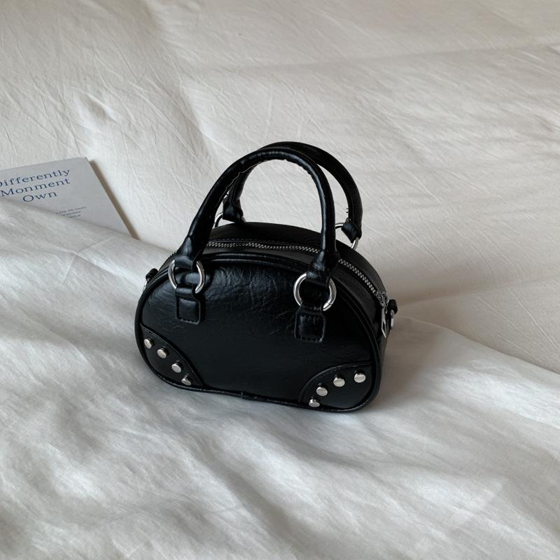 Korean version of simple retro foreign style portable bowling bag women's 2025 new niche design commuter shoulder messenger bag