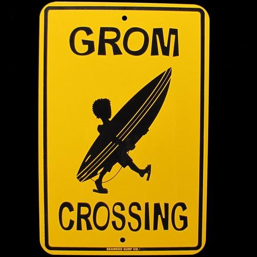 

Metal GROM CROSSING Xing Sign Surfer Boy KidSurfboard Home WallDoor Surf DecorAluminum 20x30cm（7.8x11.8inch）