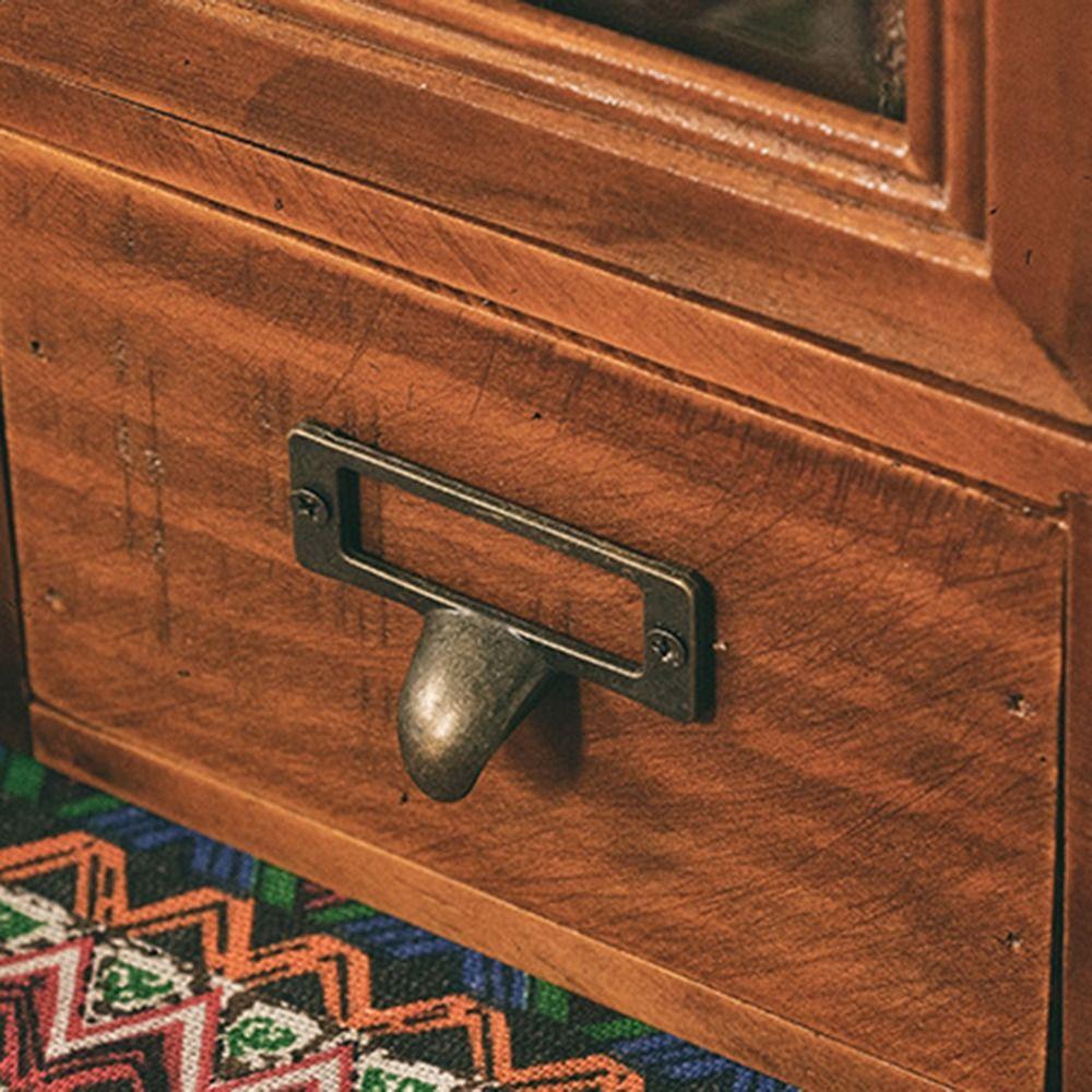 Komoda s prosklenými dvířky zásuvkového typu, severský stojan na vystavení panenek a figurek, pokoj