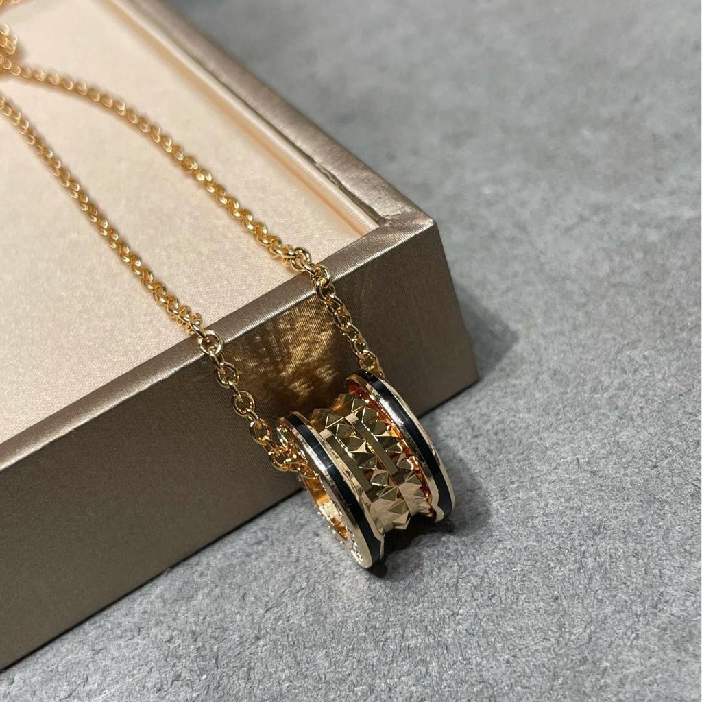 Collana Baojia V Gold di Alta Gamma in Oro Rosa 18k e Smalto con Bordo Nero, Rivetto in Ceramica, Molla per Uomo e Donna