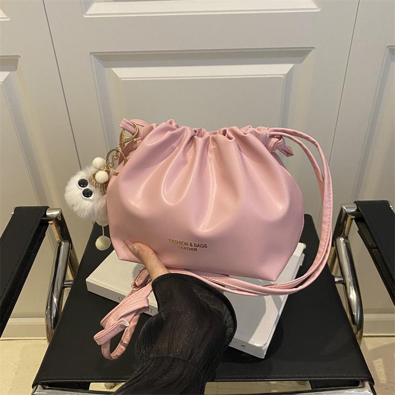 Niche Design Bag Women's 2025 New Summer Versatile Korean Version Shoulder Messenger Bag Pleated Popular Bucket Bag