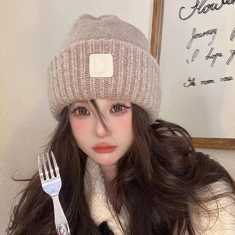 

Зимняя шерстяная шапка с большим обхватом головы женская с буквой D свободная теплая защита ушей холодная шапка маленькое лицо толстая нить вязаная шапка one size fits all хаки