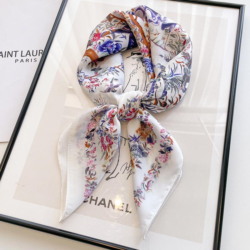 Damski jedwabny szalik w koreańskim stylu: Wszechstronny kwadratowy szalik z kamelią na wiosnę i jesień - do noszenia na szyi, na torebce lub we włosach