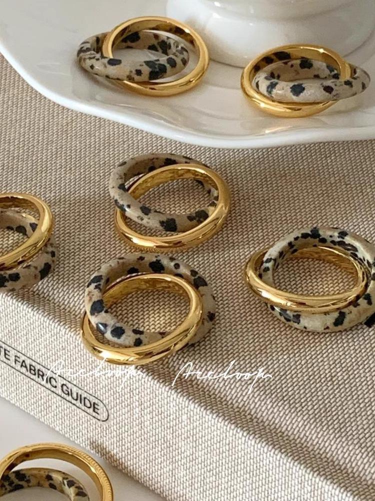 

Двухслойное кольцо с крапинками: Унисекс Геометрическое Кольцо с Цветными Блоками, Переплетенное - Веселое и Ретро Модное