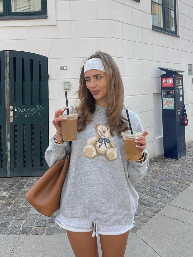 2025 Autumn/Winter Women's Casual Little Bear Sweater with Drop Shoulders and Long Sleeves.