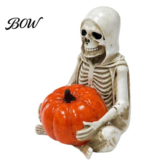 Halloween Showcase Ornament Skeleton Holding Pumpkin Figurine, Resin Grim Reaper Statue, Desktop Spooky Figurine Shelf Table Ornament, Trick or