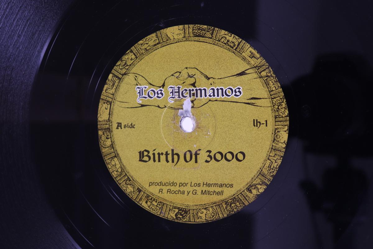 

12-дюймовая пластинка LOS HERMANOS - Birth Of 3000 LH1 Los Hermanos 2002 US Танцевальная и электронная Б/У